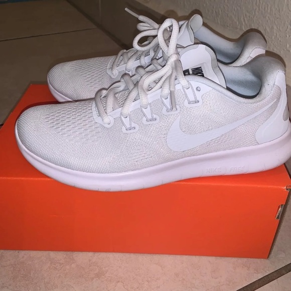 IN SEARCH OF!!! Womens White 2017 Nike Free Runs - Picture 1 of 1